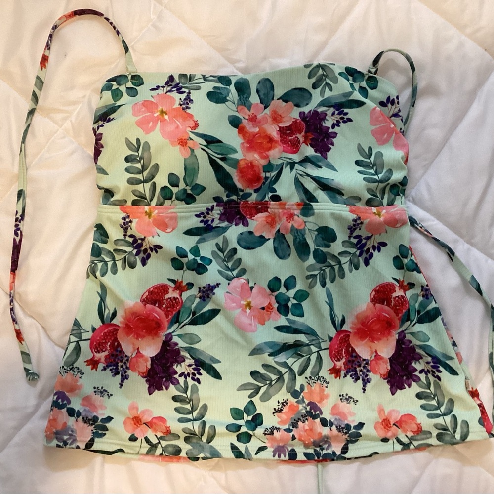 La Vie En Rose Floral Green Swimsuit Top.  Size large.  B8